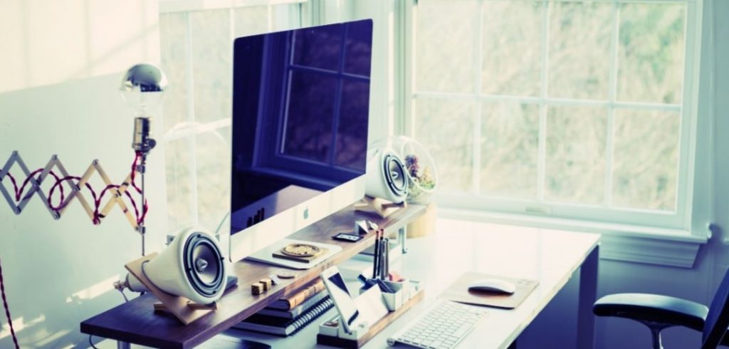 Welcoming the Spring: 5 Tips To Revive Your Office Desk